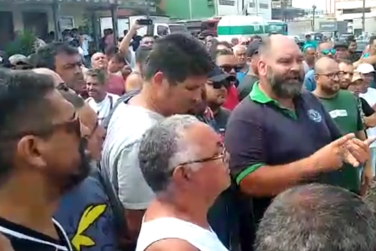 Líder dos caminhoneiros anuncia paralisação para segunda-feira (17)