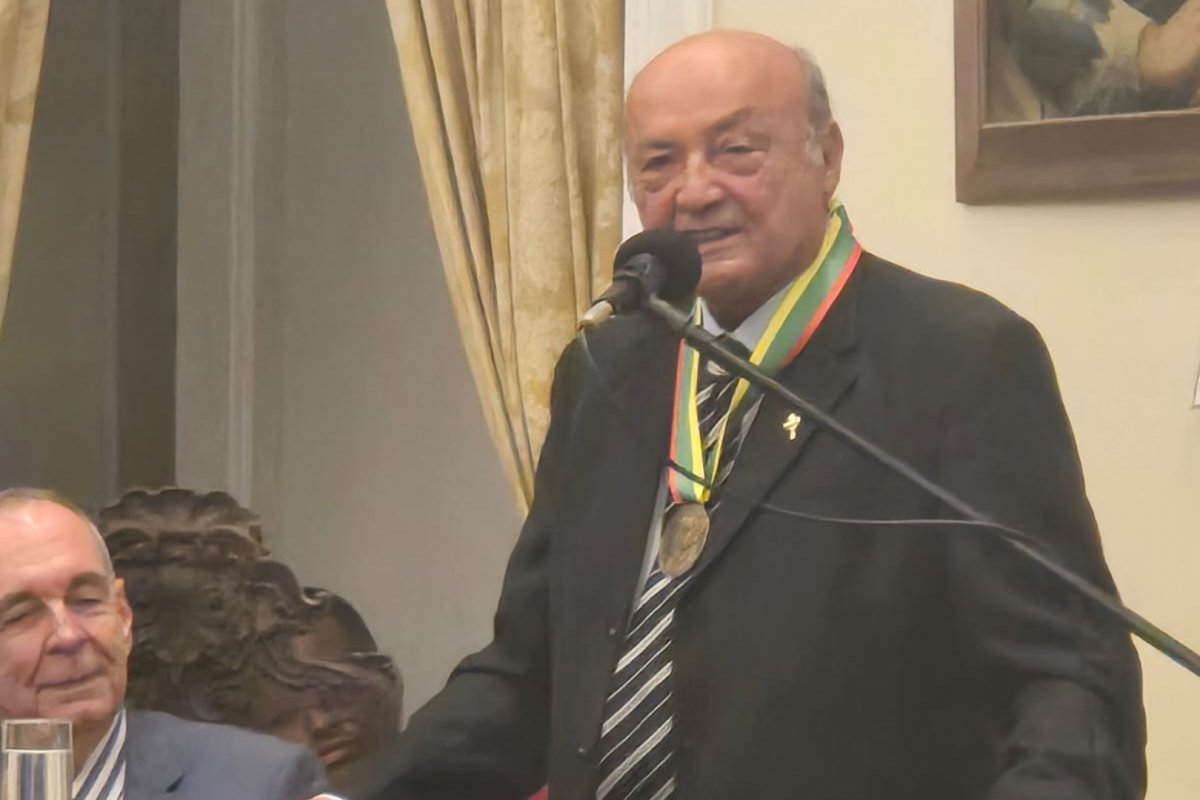 Vídeo: Joaci Goés recebe medalha "Pedro, O Libertador" do Conselho de Minerva da UFRJ
