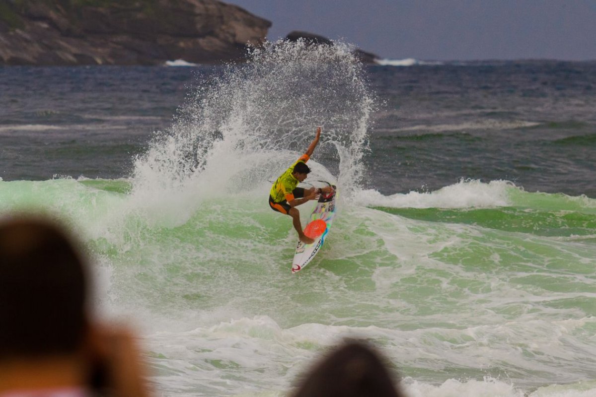 Mundial de surfe: brasileiros disputam título da etapa de Saquarema