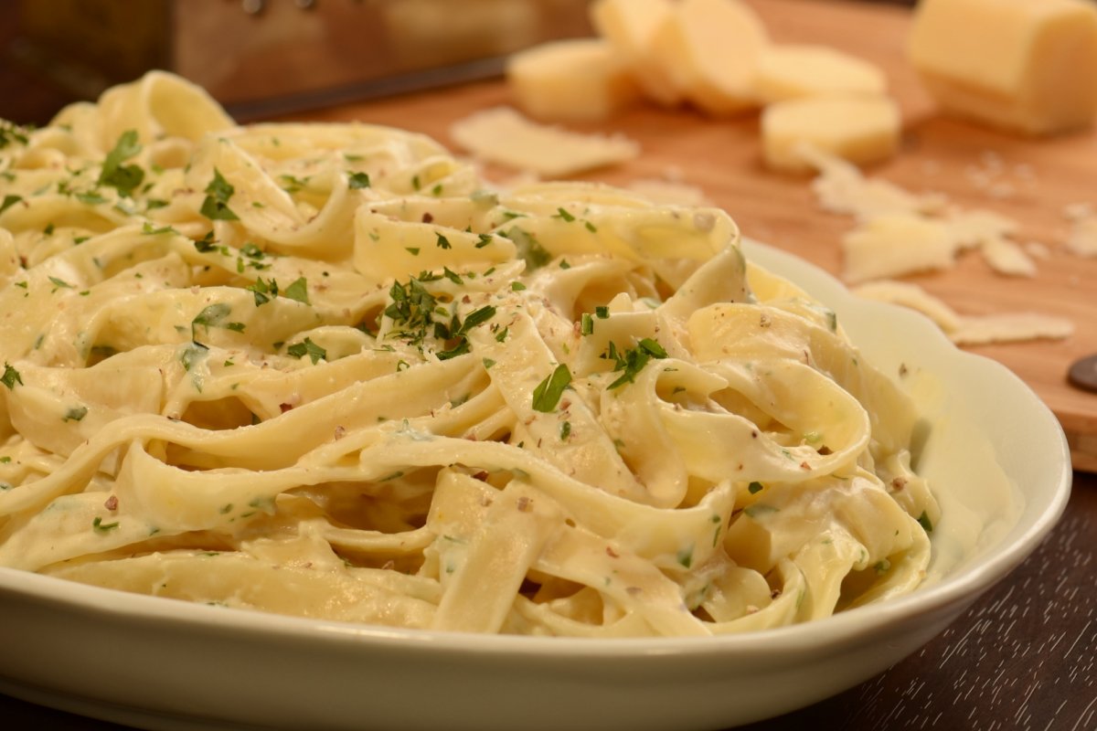 Gastronomia: Aprenda como fazer um clássico irresistível da culinária: Talharim com molho Alfredo! 