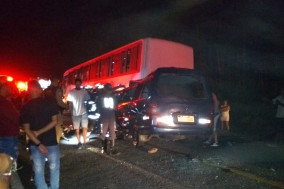 Colisão entre van e ônibus deixa quatro mortos e dez feridos na BA-263