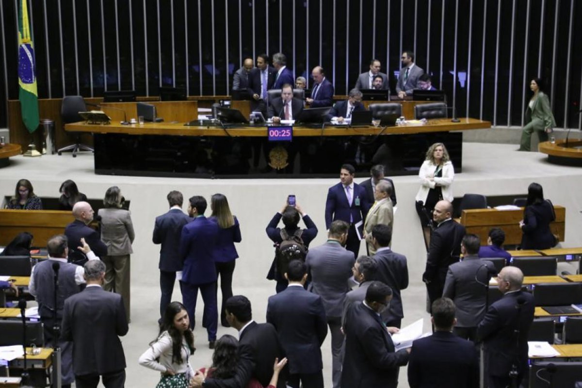 Quaest: 70% dos deputados federais querem manter escala 6x1