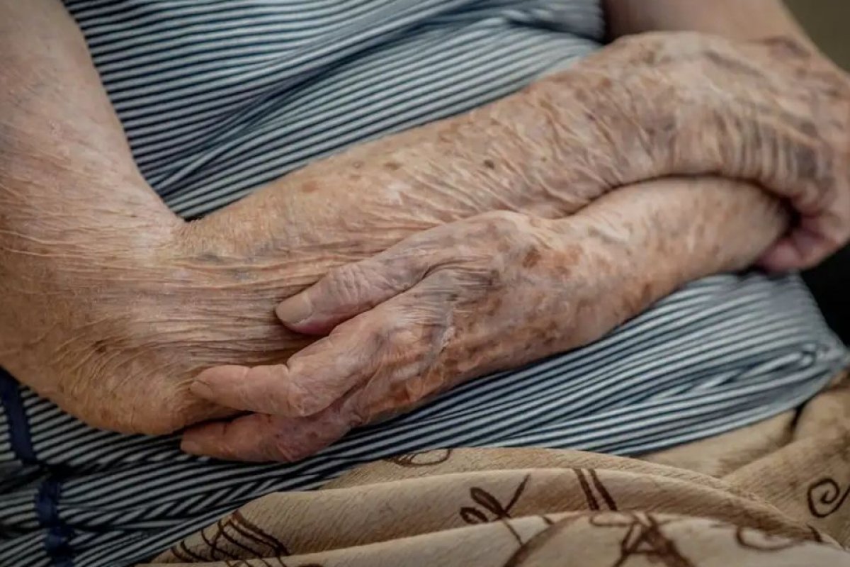 Quase 95% dos cuidadores de pessoas com demência no Brasil são mulheres, diz estudo