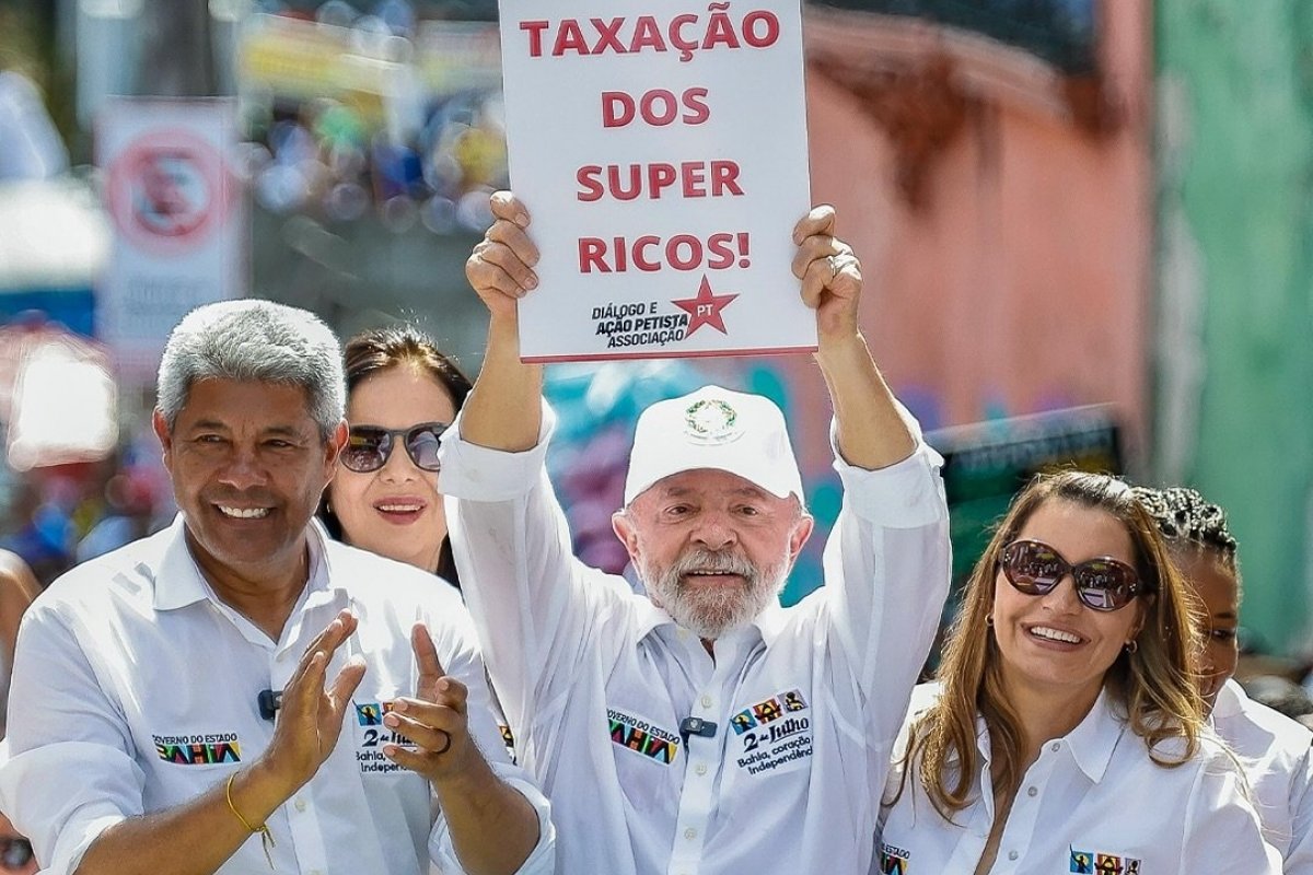 Em terceiro mandato, Lula participa do cortejo do 2 de julho