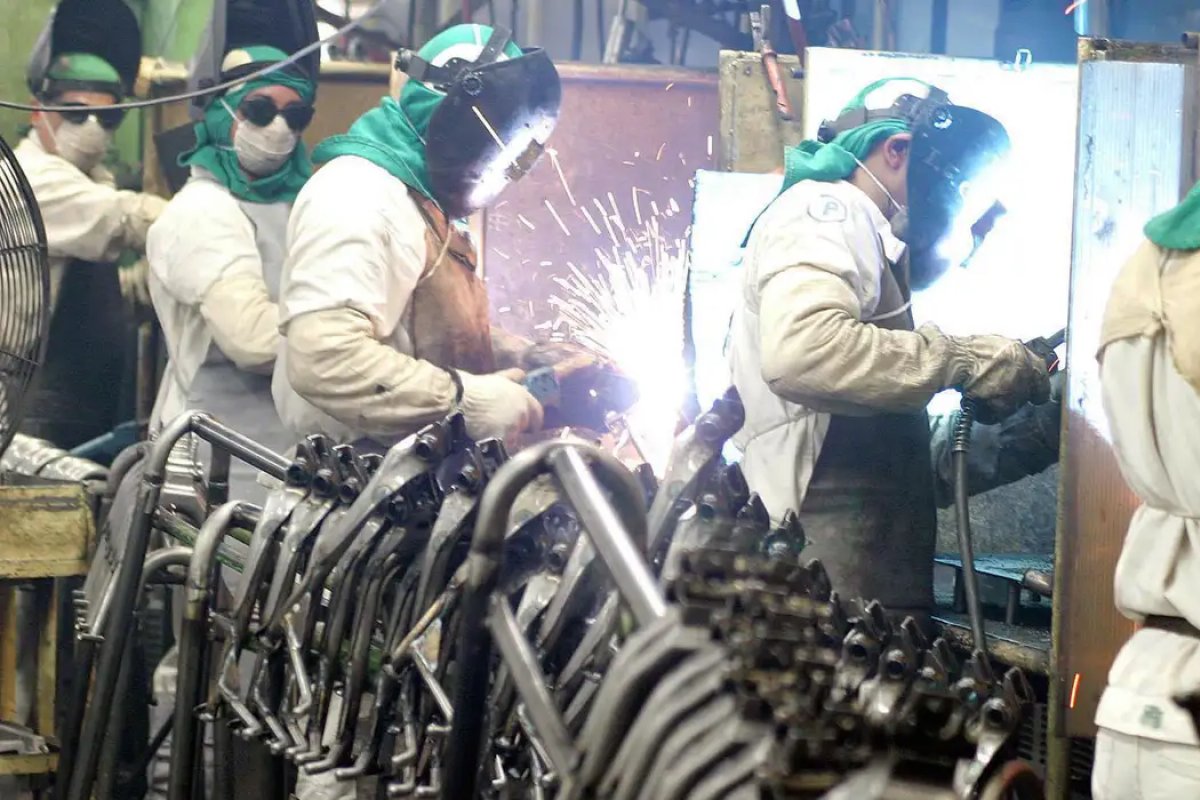 Indústria cai 0,5% em maio e recua pelo segundo mês seguido