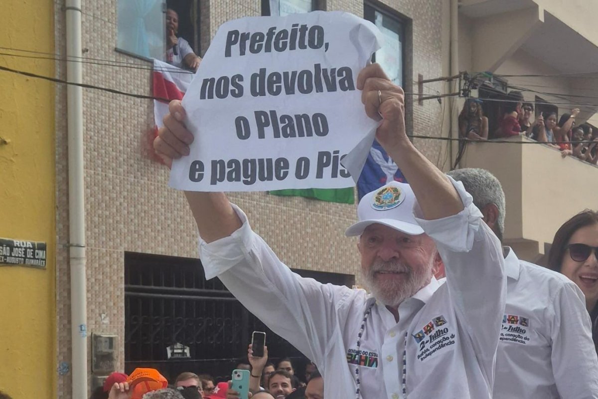 Lula ergue cartaz com apelo de professores municipais de Salvador pelo pagamento do piso salarial