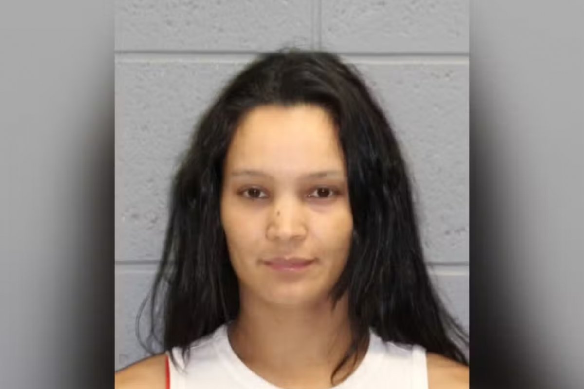 Brasileira é presa nos EUA por deixar filhos no carro durante onda de calor