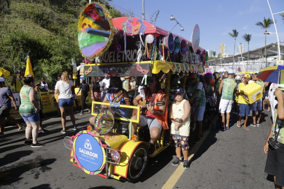 Furdunço começa o desfile no circuíto Tapajós