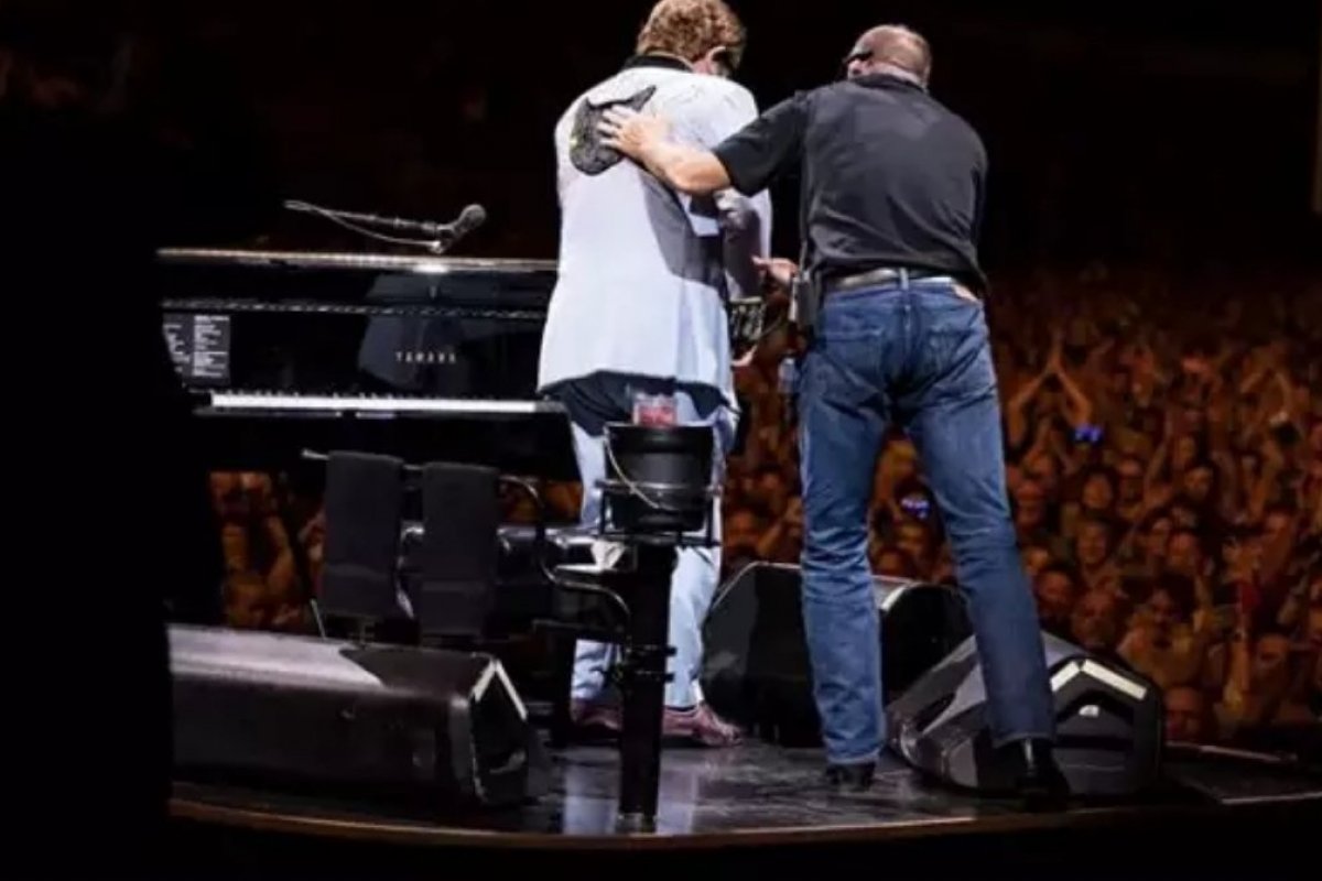 Elton John interrompe show e chora por não conseguir cantar