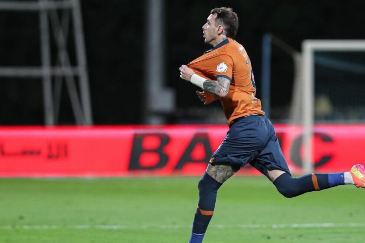 Vitória anuncia contratação do centroavante Renzo López