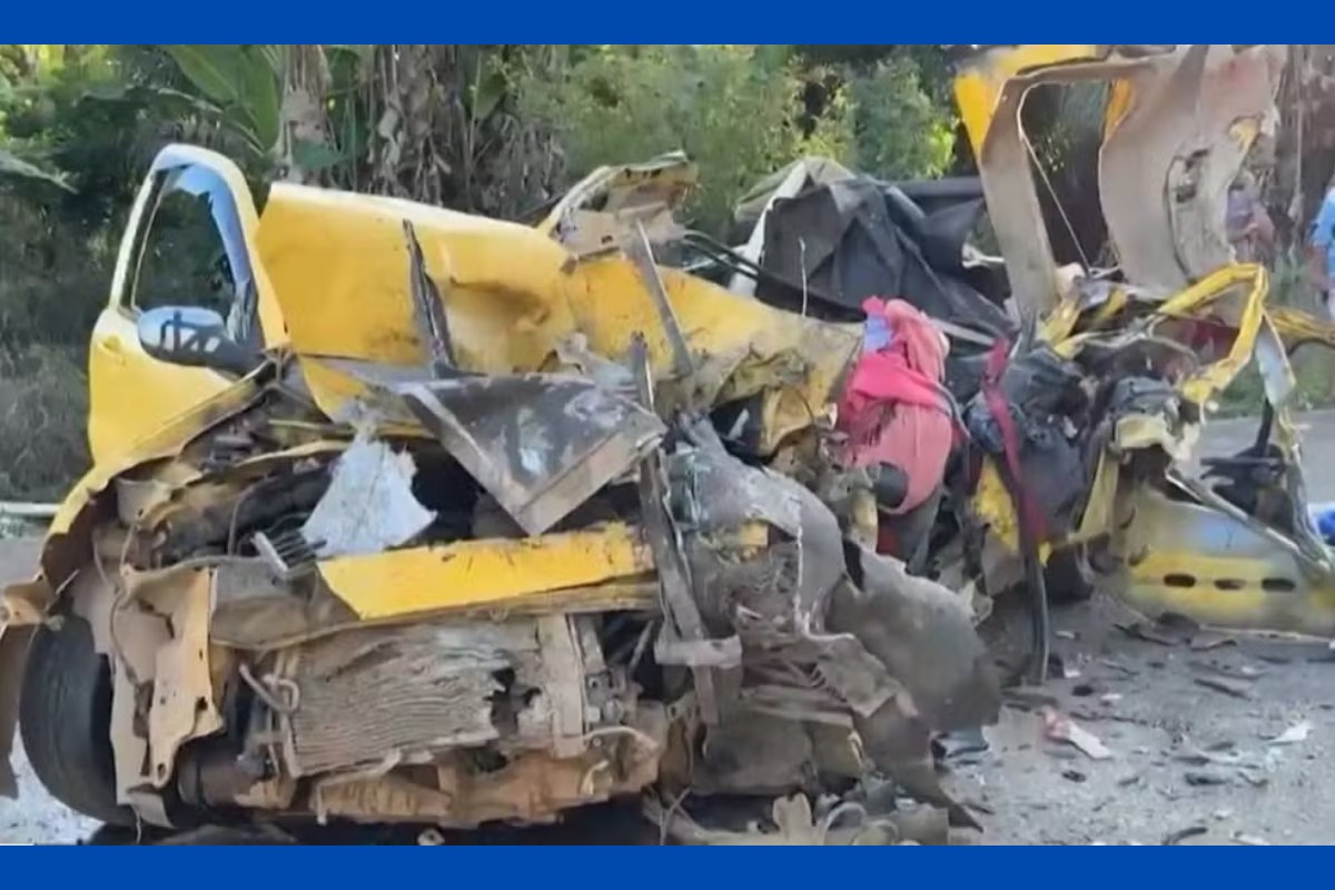 Mãe e filhos morrem após colisão entre micro-ônibus e carro na Bahia