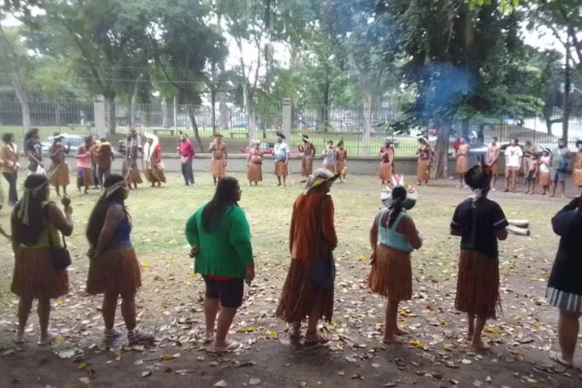 Indígenas do sul da Bahia fazem vigília no Museu Nacional e exigem devolução do Manto Tupinambá