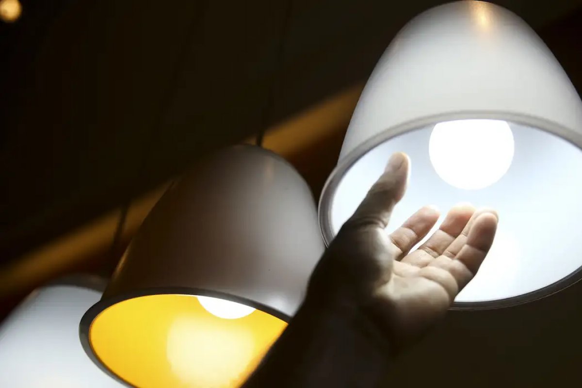 Bandeira vermelha eleva conta de luz em julho; veja dicas para economizar