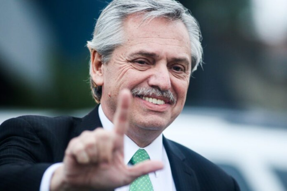 Fernández afirma que não irá a posse no Uruguai e adia encontro com Bolsonaro