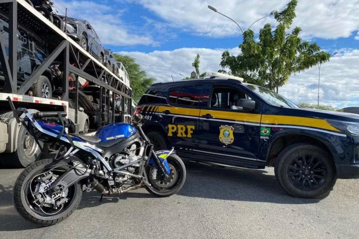 PRF recupera moto de luxo furtada em São Paulo durante fiscalização na Bahia