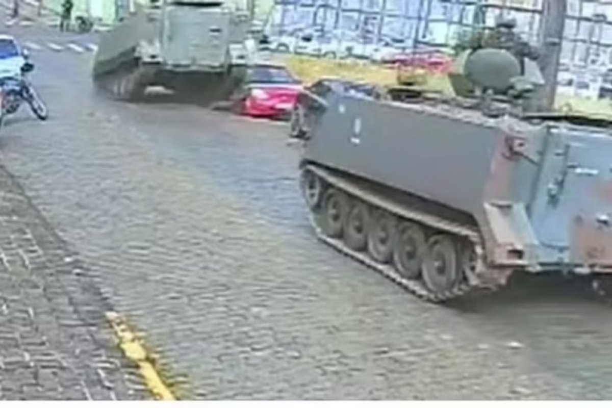 Vídeo: tanque do Exército brasileiro anda em contramão e destrói carros no Paraná