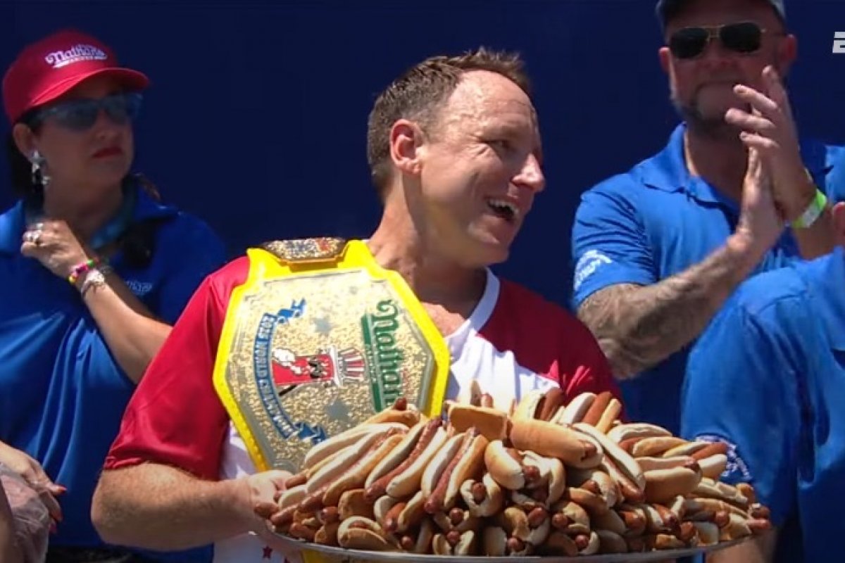 Americano come 70 cachorros-quentes em 10 minutos e conquista 17º título de torneio nos EUA