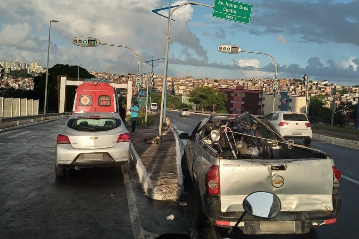 Moto bate em poste e dois homens ficam feridos, em Salvador