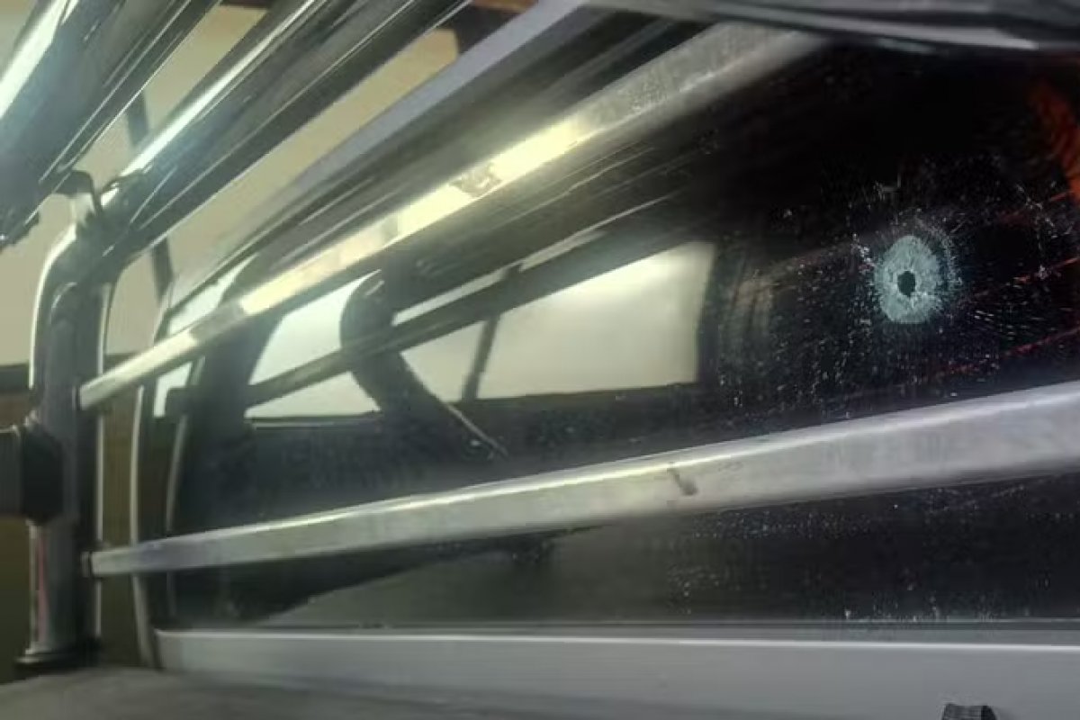 Mulher é baleada na cabeça dentro de carro na Engomadeira