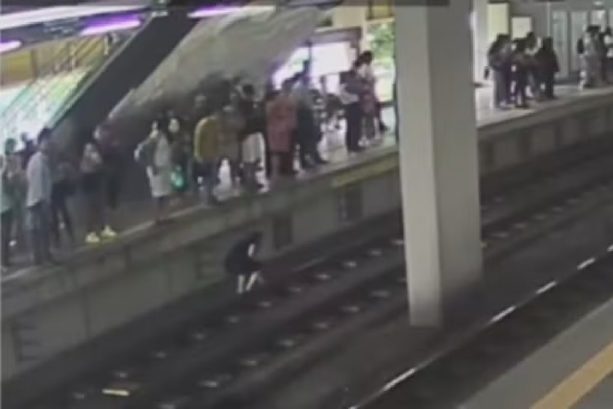 Homem pula nos trilhos para pegar celular em metrô de Salvador