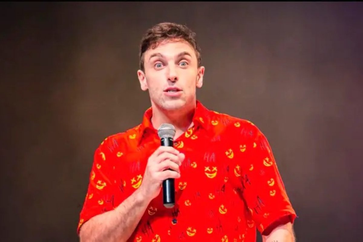 Mesmo condenado por gordofobia, Léo Lins volta a debochar de Thais Carla em show