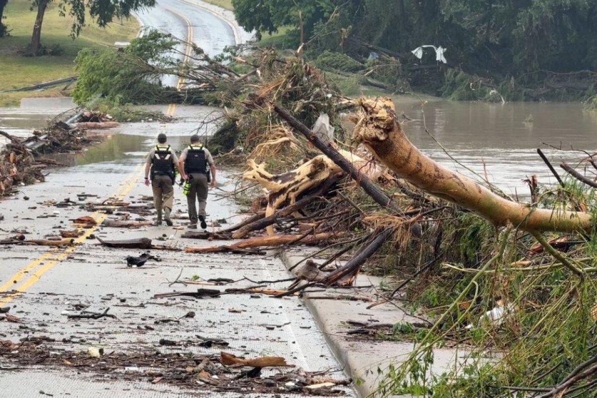 Enchentes no Texas deixam ao menos 32 mortos e 27 desaparecidos