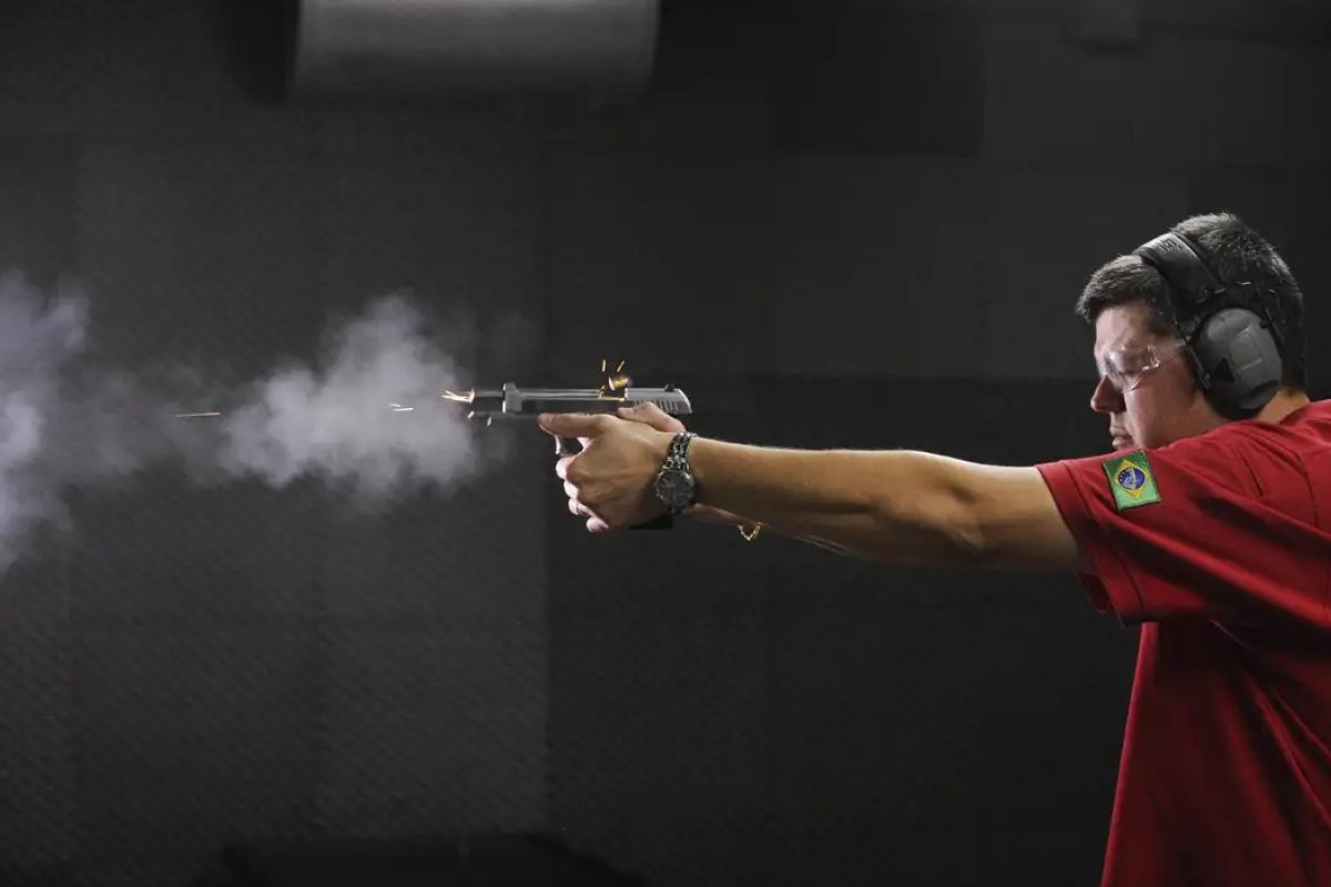 Compra de armas cai 91% sob Lula, mas número de fuzis volta a crescer em 2025