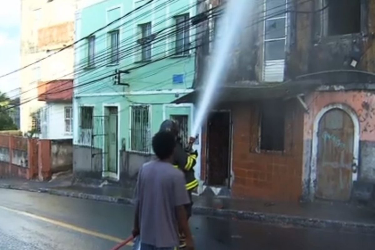 Casarão é atingido por incêndio no Barbalho, em Salvador