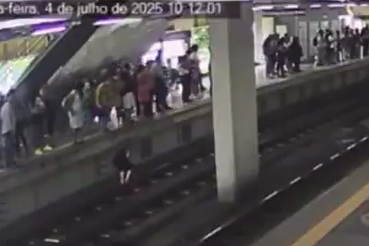 Vídeo: homem pula nos trilhos do metrô para resgatar celular