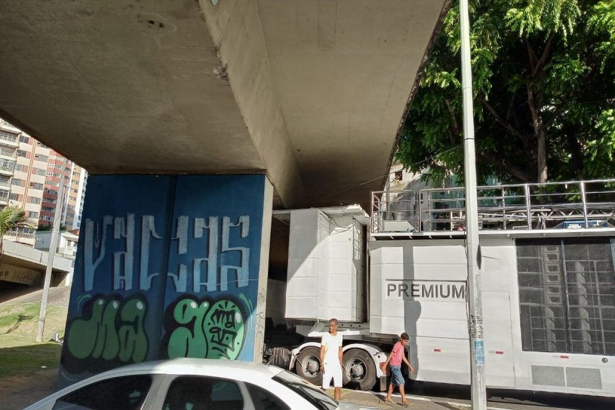 Trio elétrico fica preso embaixo de viaduto na Av. Centenário