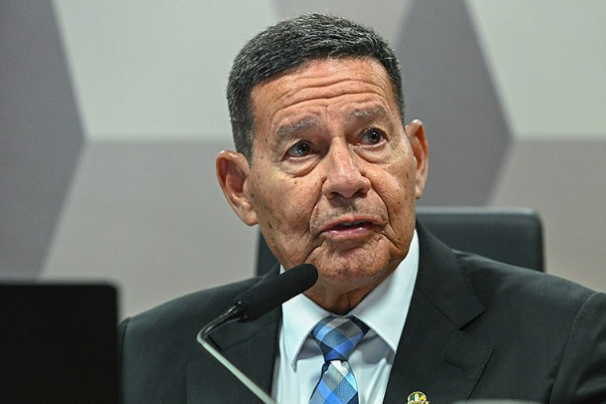 Comissão reinicia a análise de MP que eleva salários dos militares 