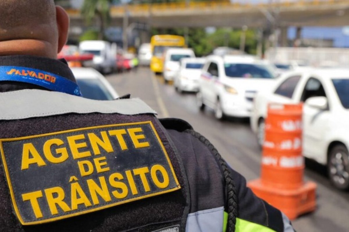 Engavetamento com nove veículos deixa motociclista ferido na principal avenida de Salvador; via precisou ser bloqueada