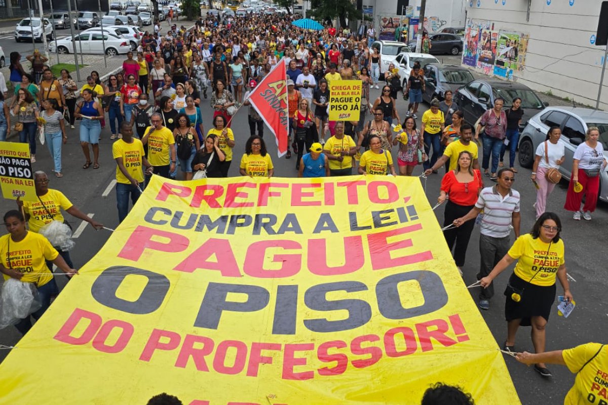 Greve dos professores municipais de Salvador completa 60 dias com impasse sobre piso salarial e denúncia de manobra contábil
