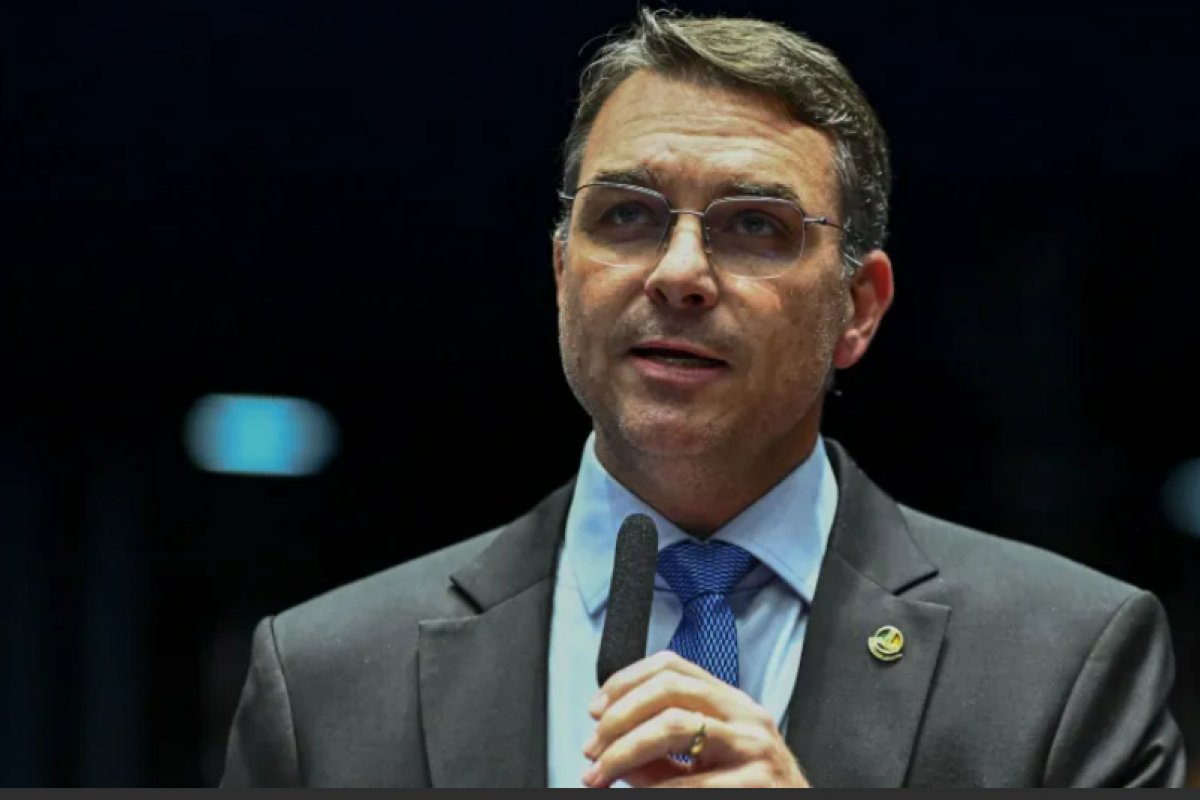 Flávio Bolsonaro agradece apoio de Trump e diz que pai é vítima de "caça às bruxas"