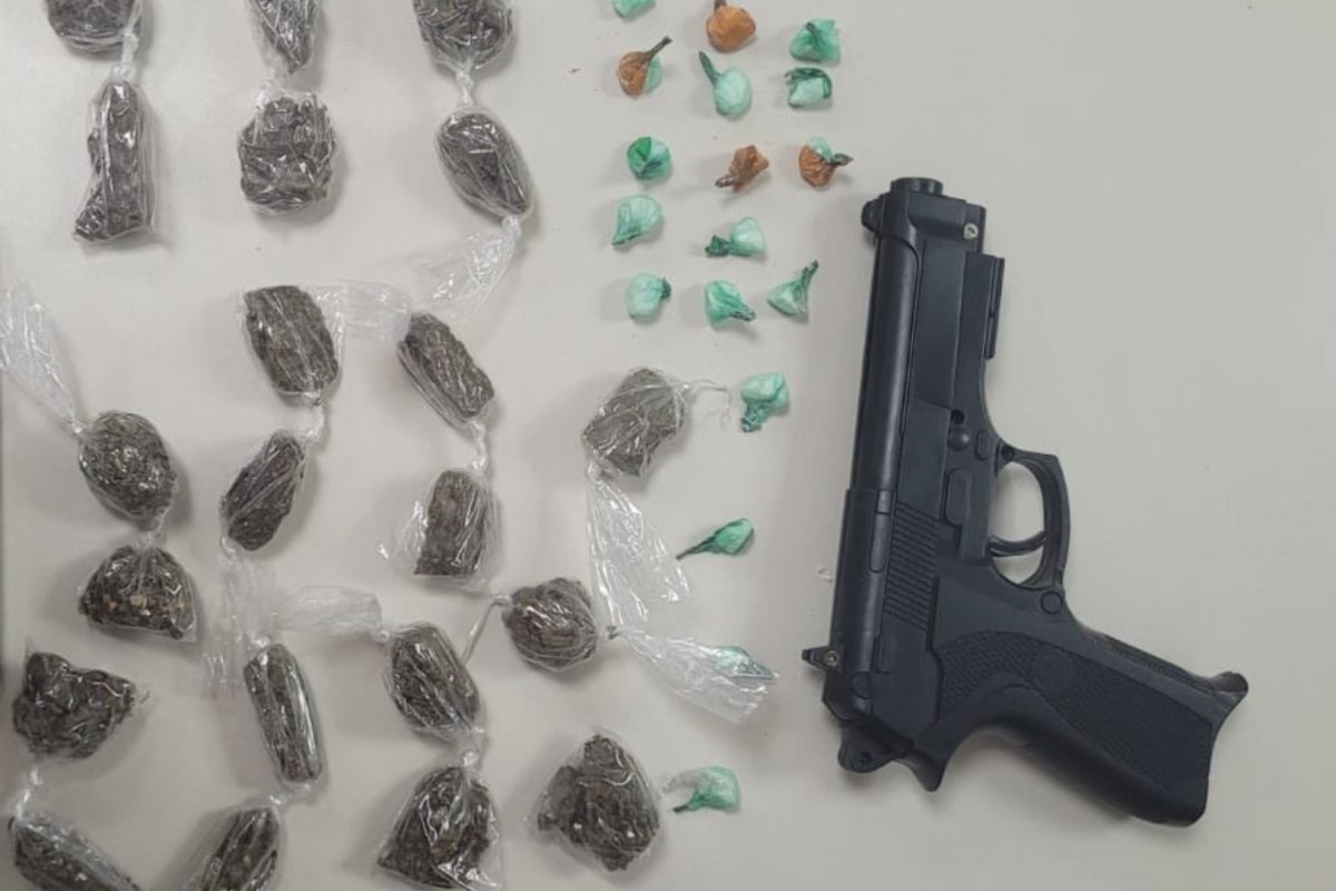 PM apreende drogas e arma falsa durante patrulhamento em Camaçari