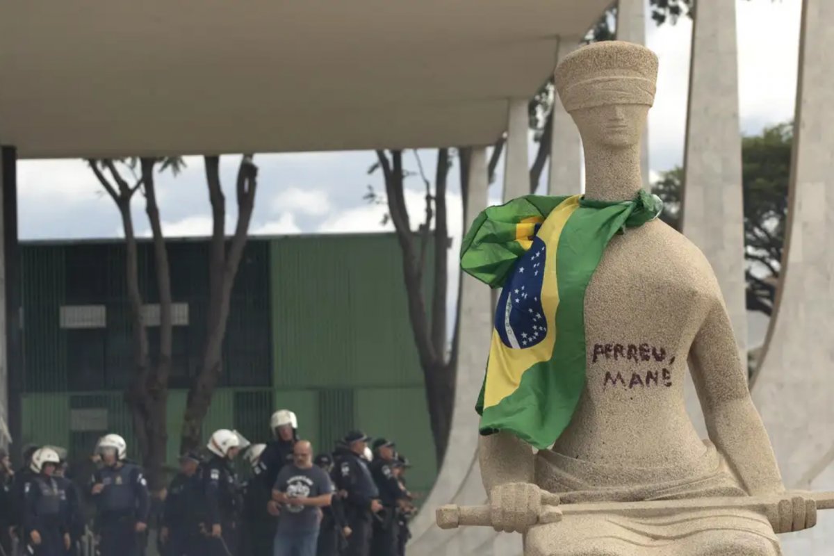 Moraes autoriza que cabeleireira que escreveu "Perdeu, mané" em estátua receba atendimento religioso