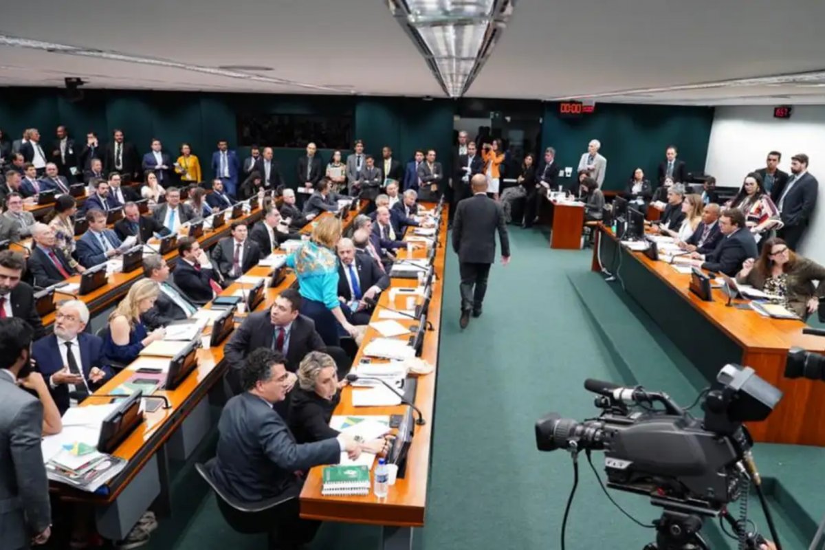 Oposição se articula para adiar votação da PEC da Segurança em comissão da Câmara