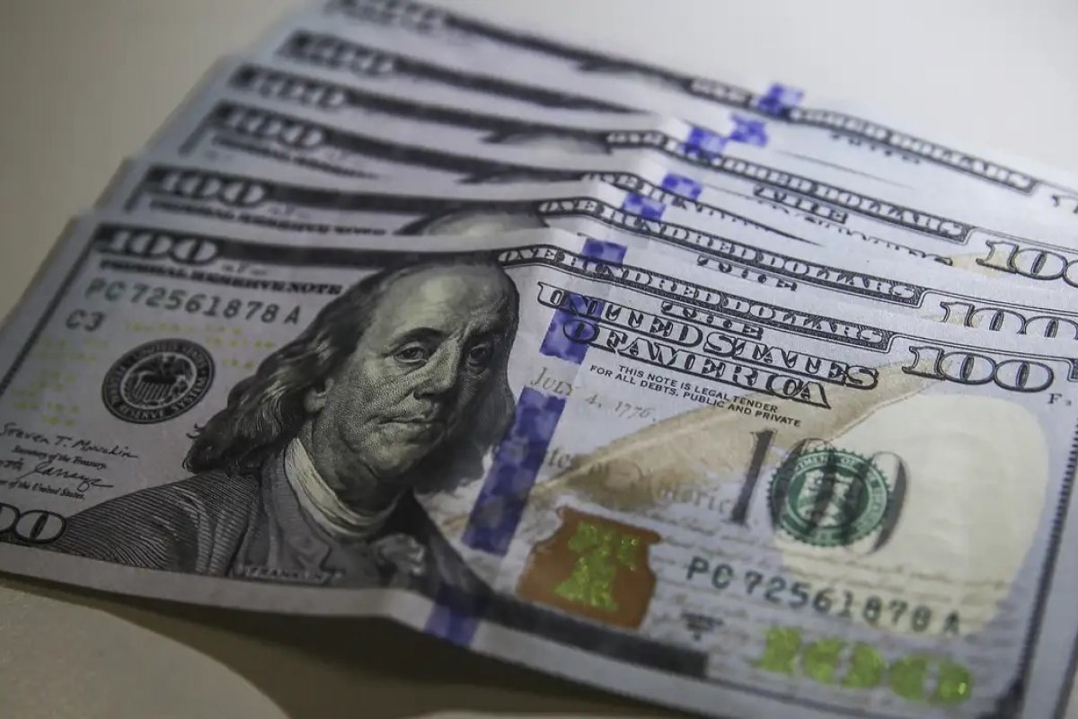 Dólar dispara a R$ 5,47 em meio a novo tarifaço de Trump