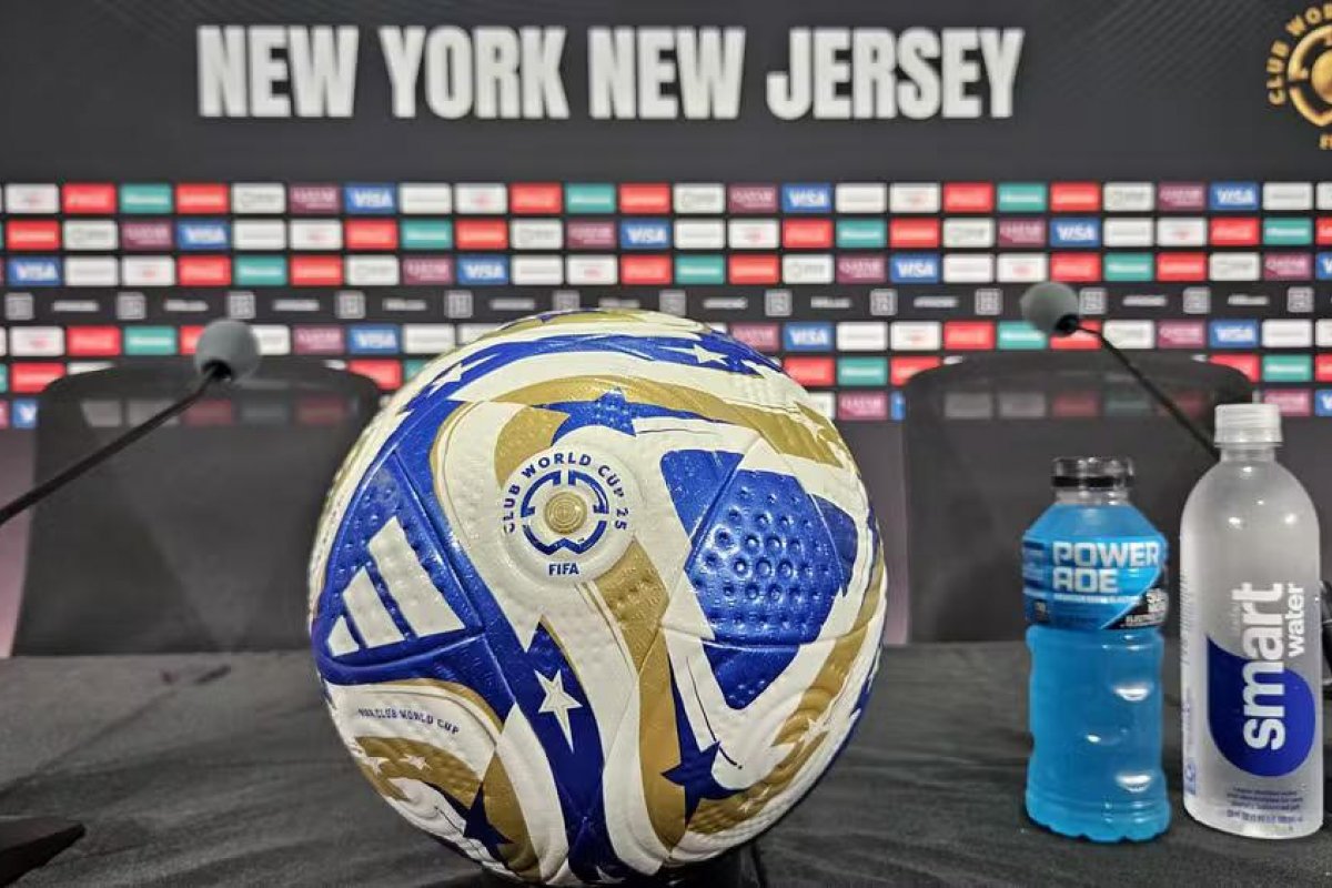 FIFA altera cores da bola para duelo de Fluminense X Chelsea; confira