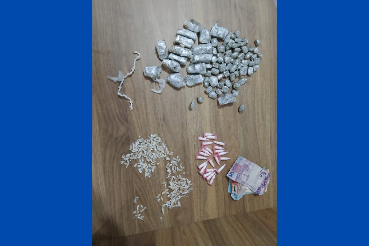 Dois suspeitos de tráfico de drogas são presos e dois carros recuperados durante ações da PM em municípios baianos