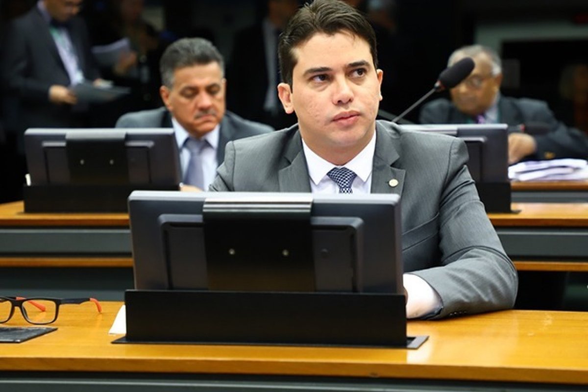 Desvio de emendas no Ceará: PF cumpre mandato em gabinete de deputado federal na Câmara