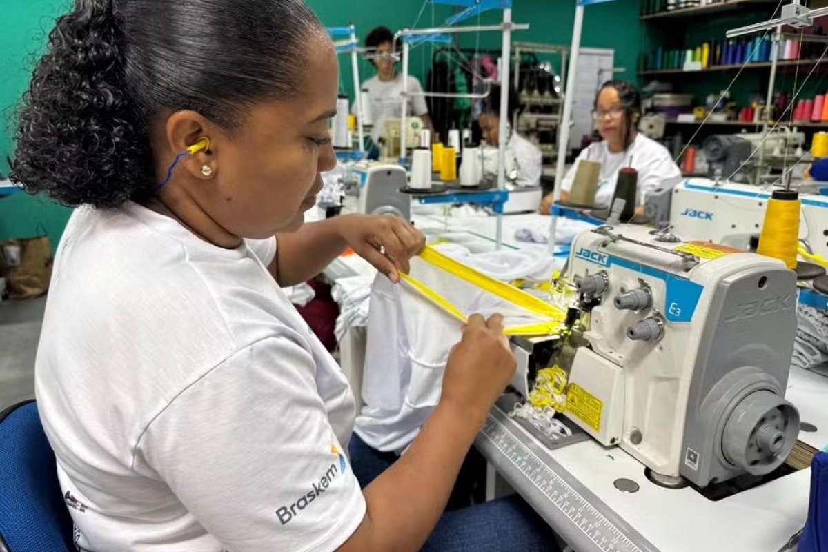 Curso gratuito de costura industrial e desenho técnico está com vagas abertas em Salvador; veja requisitos
