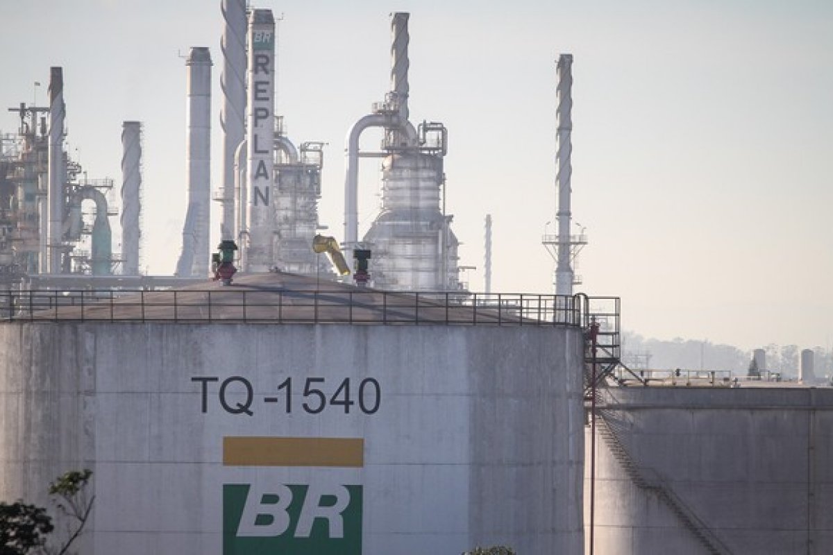 Petrobras pode importar combustível caso greve se prolongue