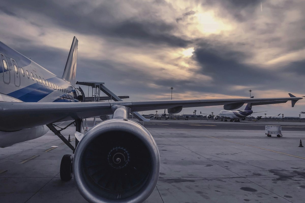 Homem invade aeroporto e morre ao ser sugado por motor de avião na Itália