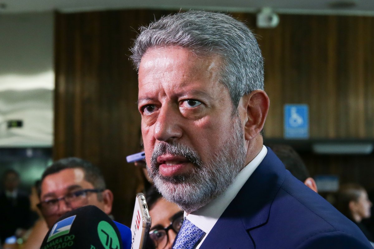 Imposto mínimo para quem ganha acima de R$ 1,2 milhão poderá ser de 9%, diz Lira