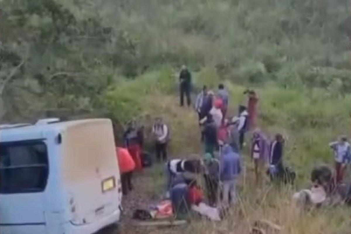 Ônibus que levava 43 trabalhadores para colheita de café cai em ribanceira no Espírito Santo