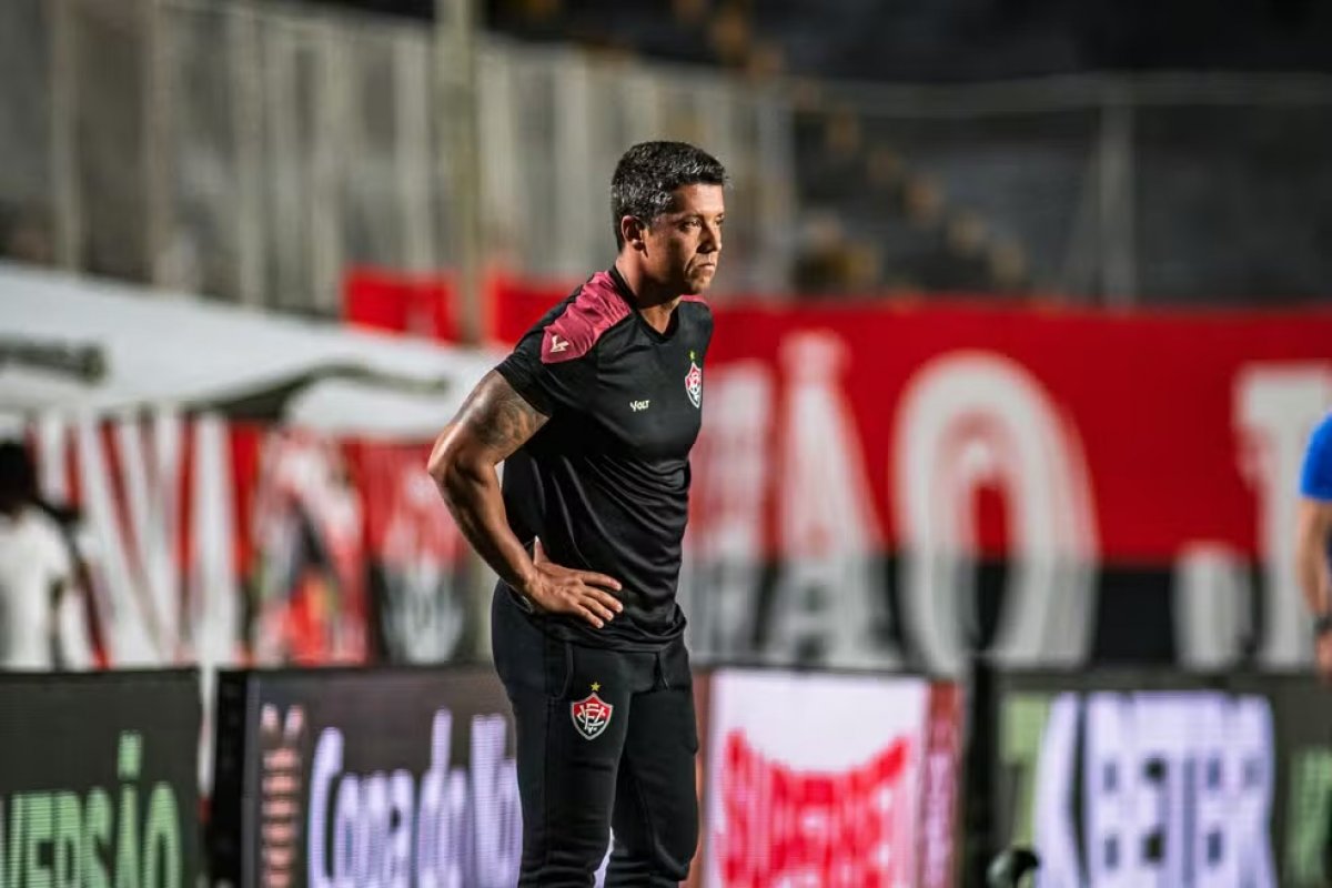 Vitória demite técnico Thiago Carpini após eliminação na Copa do Nordeste