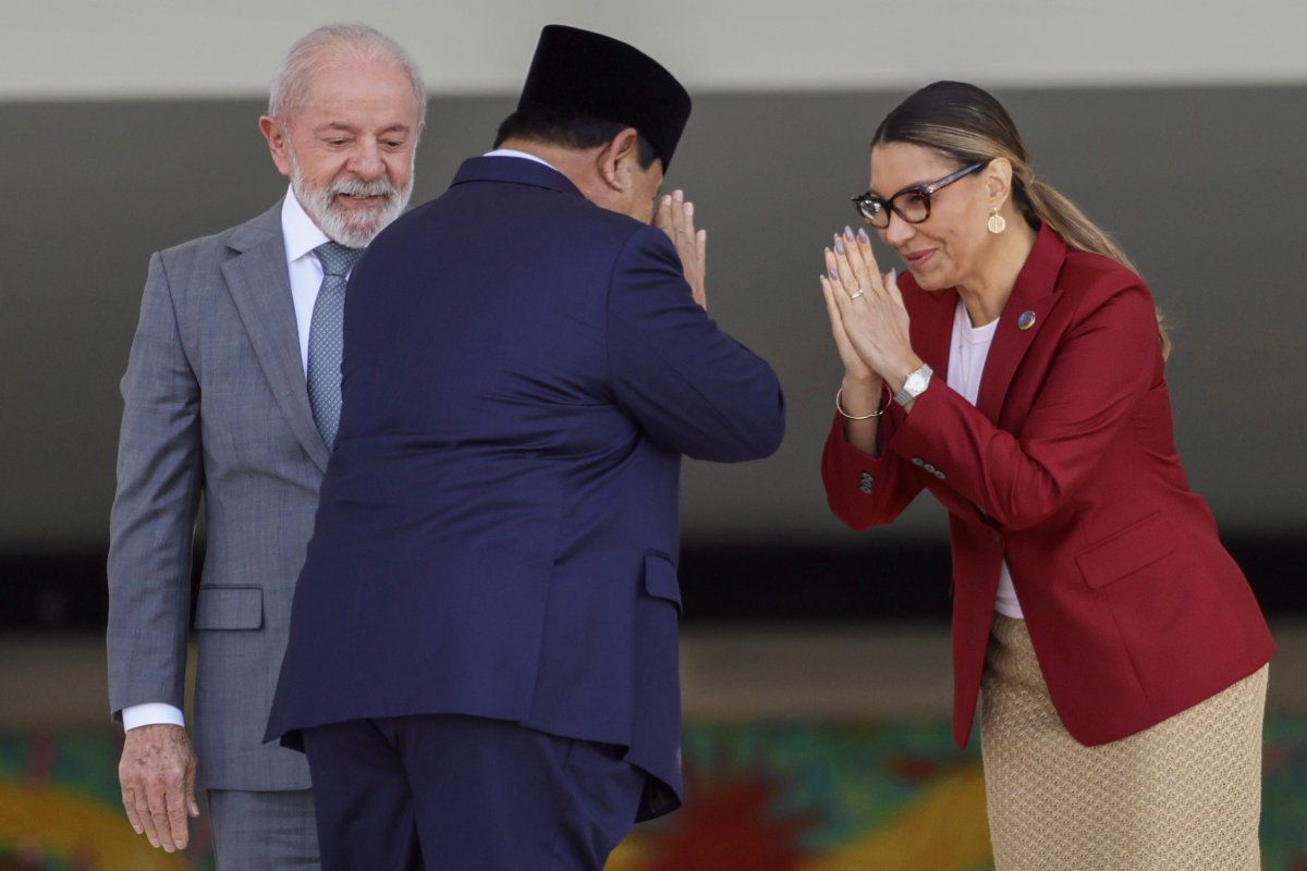 Janja diz 'vira-latas' após Lula ser questionado por jornalista sobre Trump; veja vídeo