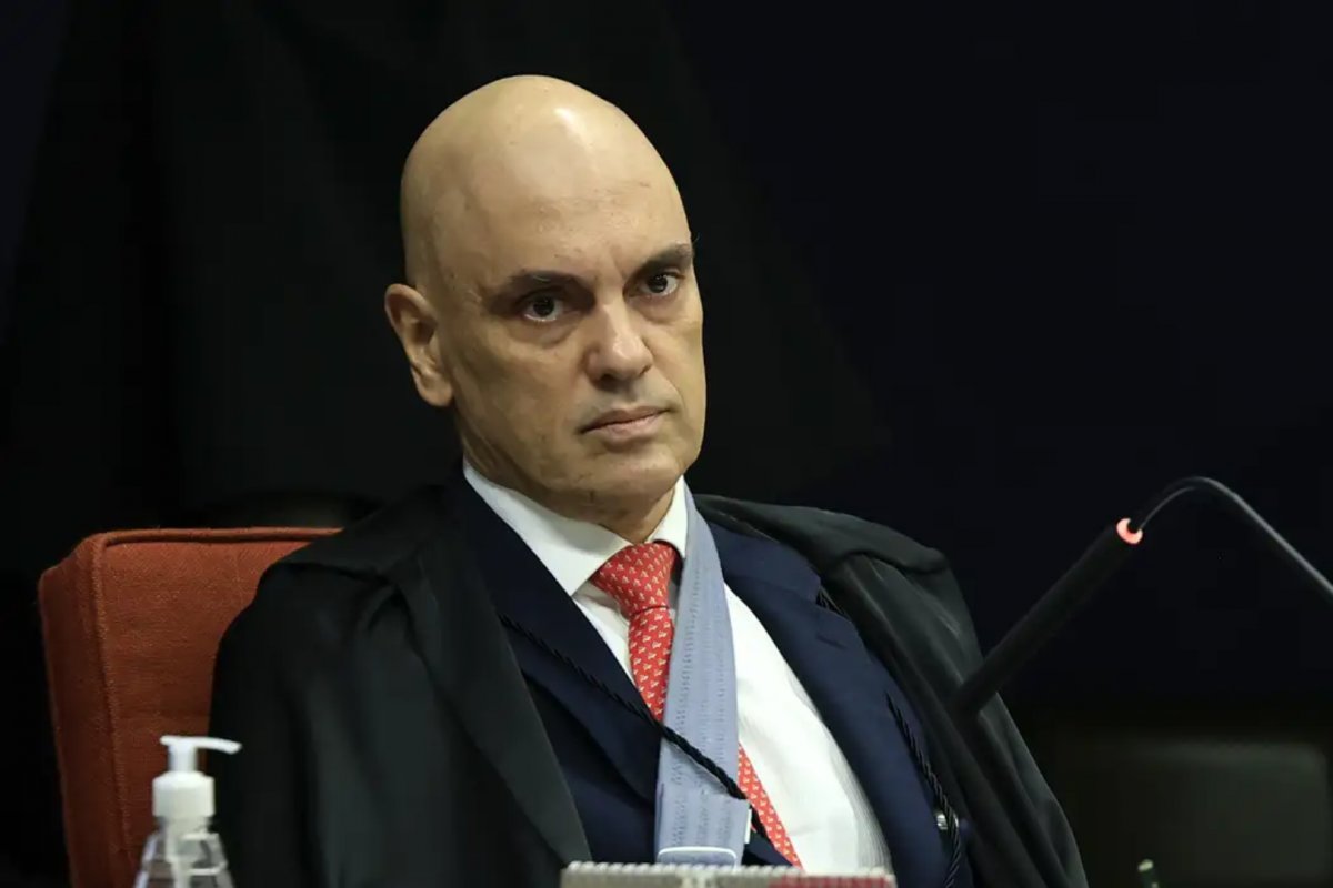 Moraes diz que Eduardo Bolsonaro interfere no andamento da ação penal da trama golpista