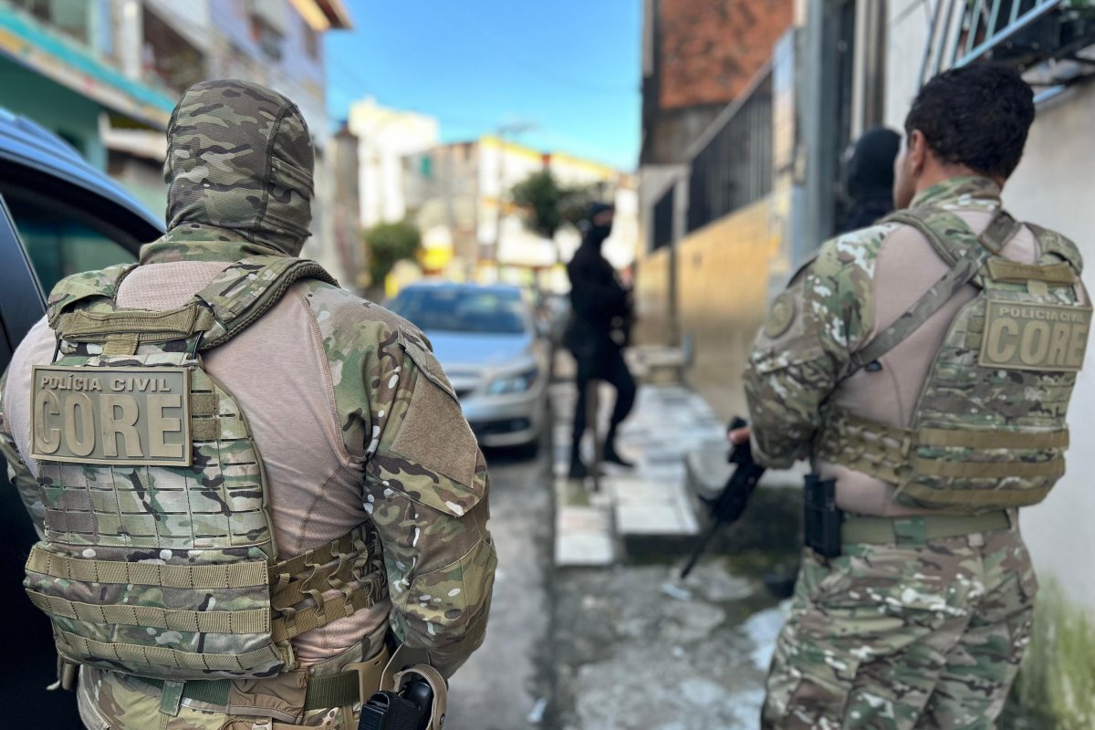 Operação Circuito Fechado cumpre 12 mandados contra membros de facção em Salvador e RMS